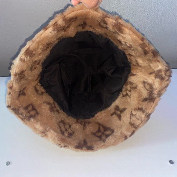 LV Louis Vuitton Logo Luxury Bucket Unisex Winter Designer Snow Faux Fur - Picture 4 of 6